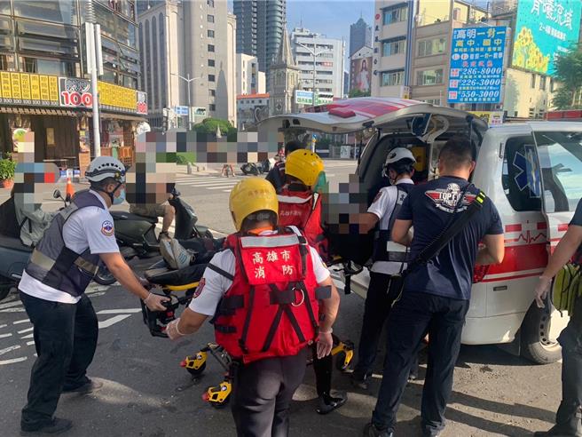 高雄一名男子遭路人直擊墜入愛河，警消到場救起送醫，成功恢復呼吸心跳。（警方提供／任義宇高雄傳真）