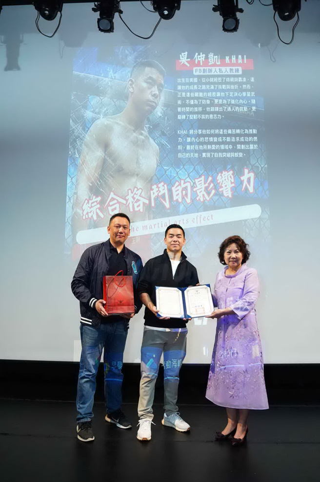 顏志光董事长（左）与林玥秀校长颁发感谢状给吴仲凯。(照片/开南大学提供)