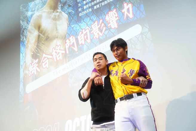 吴仲凯示范学生防身动作。(照片/开南大学提供)