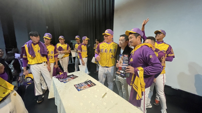 现场学生参与签名和合照。(照片/开南大学提供)