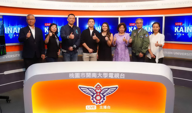 吴仲凯与学校行政团队于主播棚合影。(照片/开南大学提供)