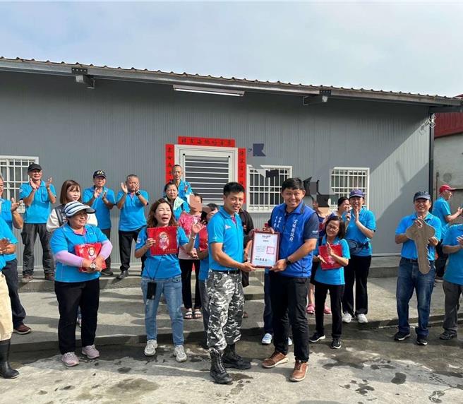 雲林縣東勢鄉李姓姊妹與母親均為身心障礙者，與親戚同住破舊祖厝，每逢下雨就漏水，台灣希望義工團協助修繕，28日縣社會處表示縣內還有類似個案，將持續協助房屋修繕。（雲林縣政府提供／張朝欣雲林傳真）