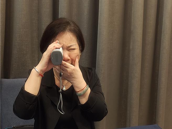 透過居家測量眼壓，可幫助早中晚及睡前定期監測眼壓變化，是有效控制青光眼的關鍵。（王家瑜攝）