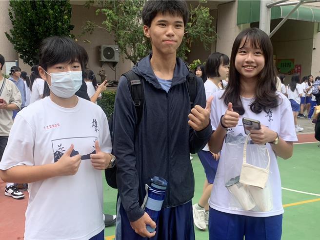 雄中雄女飲料日28日在雄女舉行，雄中學生帶著飲料送到雄女同學，氣氛非常熱絡。（郭良傑攝）