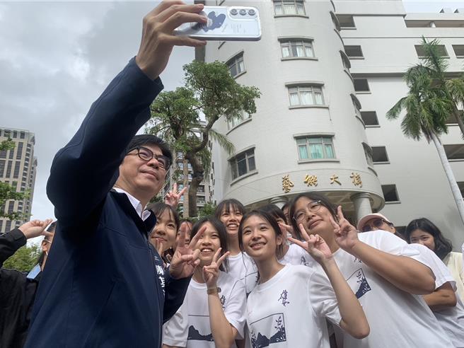 高雄市長陳其邁受到學生們歡迎，一起拿起手機自拍合照。（郭良傑攝）