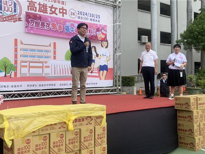 陳其邁也加入雄中校友會認購乖乖送給雄女校友的活動。（郭良傑攝）