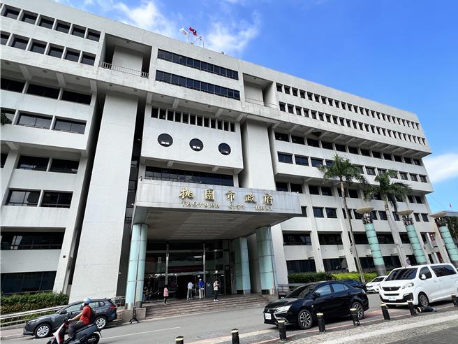 桃園市政府勞動局提醒颱風來臨的出勤事宜，應以勞工安全為首重考量，若應要求出勤的勞工，雇主也務必遵從相關規定，保障其權益。（蔡依珍攝）