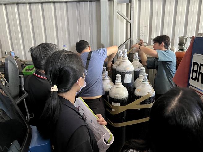 台中市太平區某公司爆出涉嫌製造偽藥，將混用工業氣體灌入醫用氧氣的鋼瓶中，並有偽造封膜、標籤等情事。台中市食安處28日說明，將該公司涉違反《藥事法》移送中檢偵辦。（食安處提供／潘虹恩台中傳真）