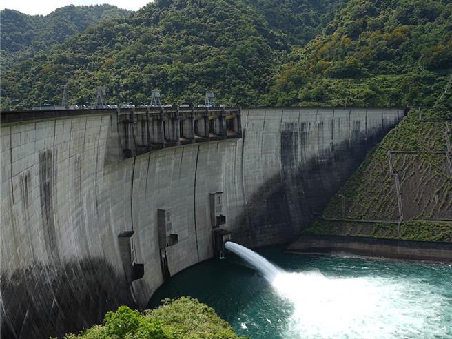 因应颱风康芮接近，翡翠水库今日下午5时进行预防性调降水位，议员也担忧，再次发生水门过早关闭影响交通，10月初颱风山陀儿袭台时，台北市无风无雨，但仍在傍晚5时关闭水门，导致下班时间车潮壅塞。（黄敬文摄）