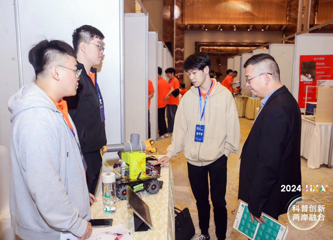 「居家灭火机器人」学生团队向评审说明作品特色。(照片/龙华科技大学提供)