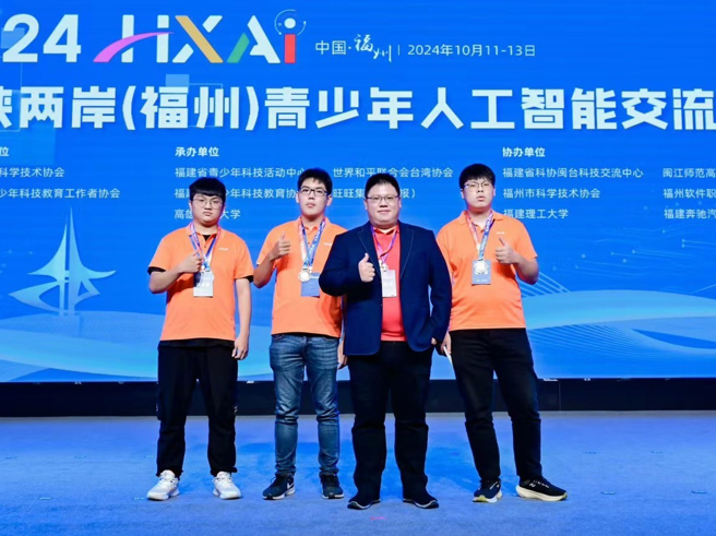 指导老师锺孟云与「智能购物车」团队。(照片/龙华科技大学提供)