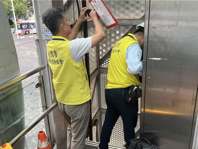 台灣省機械技師公會人員進入電梯查看損壞情形。（王揚傑攝）
