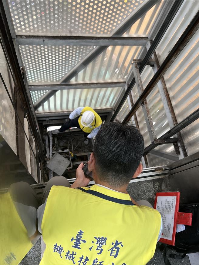 台灣省機械技師公會人員進入電梯查看損壞情形。（王揚傑攝）