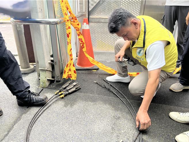 台灣省機械技師公會人員檢視斷裂的3條鋼索。（王揚傑攝）