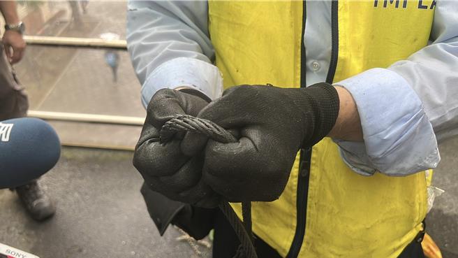 台灣省機械技師公會人員現場展示，折彎鋼索出現裂絲現象。（王揚傑攝）