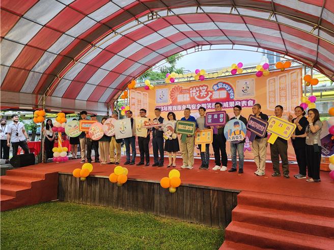 為把關夜市餐飲衛生，台北市政府自2018年推動全國首創夜市專屬的「食品安全微笑標章」，今年首度推動至「艋舺夜市」及「公館夜市」，完成北市所有15處觀光夜市評核認證。（黃敬文攝）