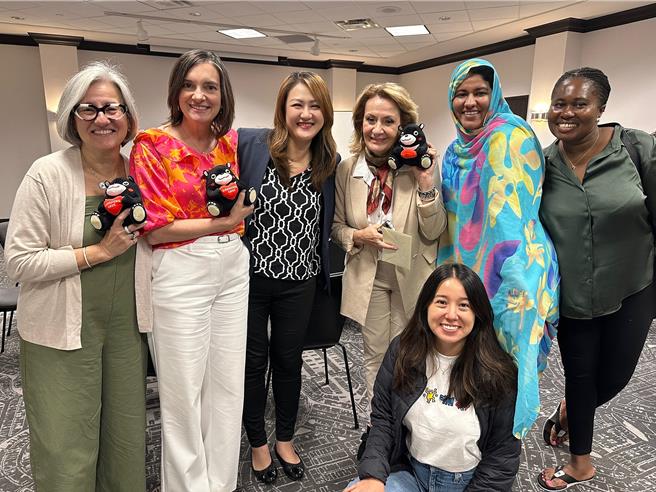 观光局长高闵琳（左三）三度获选受邀参与美国国务院「国际领袖人才参访计画」（IVLP），致赠成员高雄熊推展高雄观光。（高市府观光局提供／洪浩轩高雄传真）