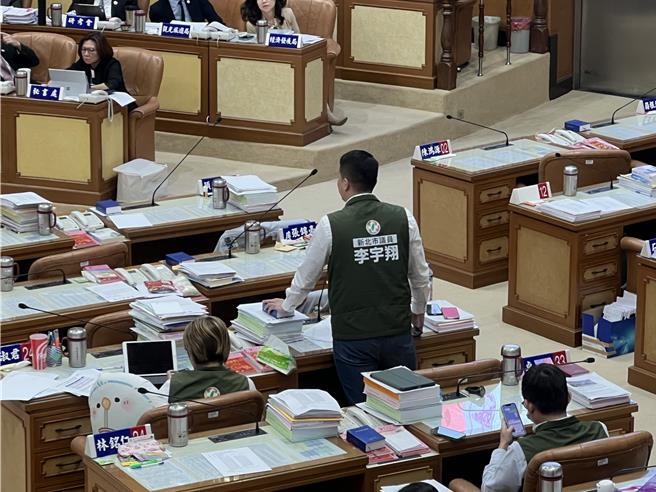 民進黨新北市議員李宇翔針對林口三井Outlet二期試營運引發的交通及民怨質詢。（呂健豪攝）
