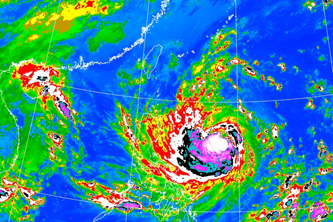 康芮颱风持续逼近，气象专家指出未来路径出现2派分歧。（气象署）