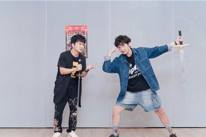 唐從聖（左）、蕭東意在李國修紀念作品《莎姆雷特》經典版飾演要角。（寬宏藝術提供）