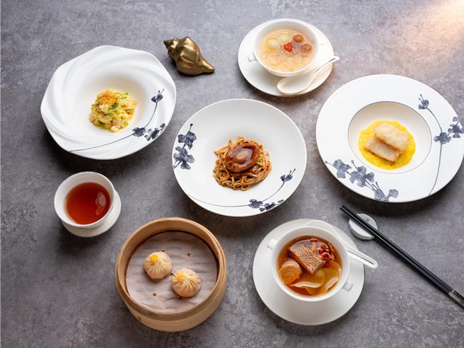 「雅閣」鄭國雄主廚嚴選每隻重達六兩、豐腴肥美的台灣在地養殖優質大閘蟹，設計以大閘蟹蟹肉與蟹黃入饌的套餐。（業者提供）