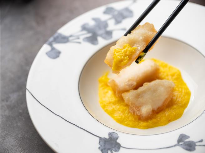 「蟹粉鍋貼星斑花膠」外脆內嫩的口感，並擺在鮮香馥郁的蟹粉上，撲鼻而來的秋蟹香氣讓人食指大動，是不可錯過的鮮美旬味。（業者提供）