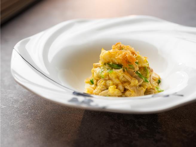 「蟹粉龍蝦鬆燴鮮腐竹」主廚將蟹黃、蟹肉和雞湯一起製成香醇鮮濃的蟹粉，香濃的秋蟹海味與腐竹的清鮮柔嫩令人難以忘懷。（業者提供）