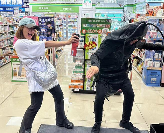 江美琪被店员扮的大蟑螂吓坏。（华纳音乐提供）
