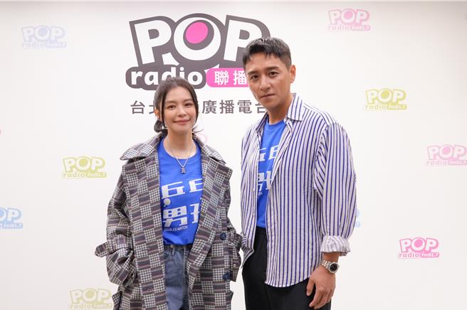 徐若瑄(左)和鄭人碩上電台接受訪問。（POP Radio提供） 