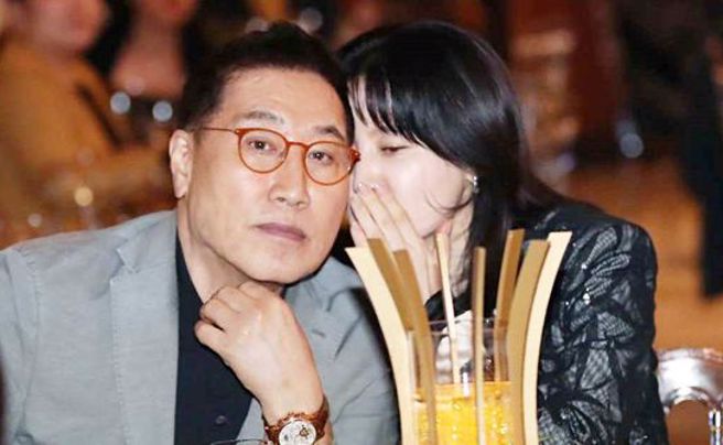 韩网惊呼53岁的李英爱和73岁的丈夫简直是逆龄成长。（图／翻摄自news1）