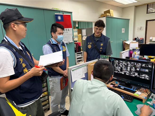 海山高中教官与少年队、海山分局共同检视监视器影像。（警方提供）
