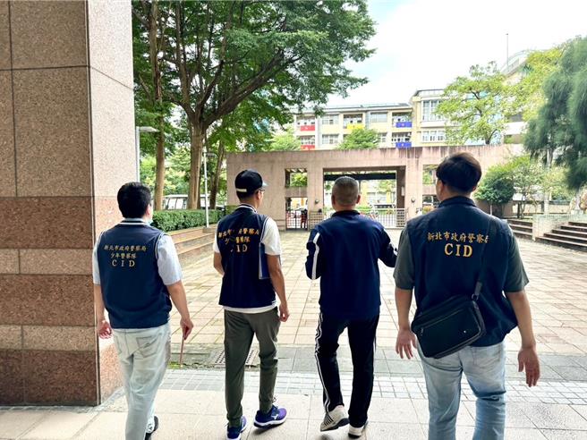 学校与警方会勘校园周边电子围篱设备，确保发挥正常功能。（警方提供）