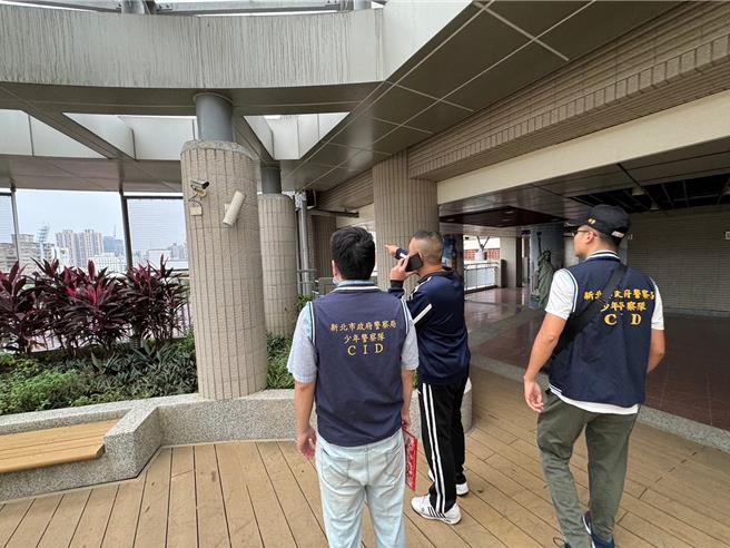 学校与警方检视校舍顶楼照明及紧急呼叫设备，防范校园治安死角。（警方提供）