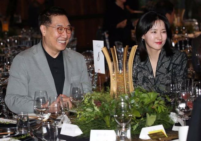 李英爱和老公的冻龄外貌被韩网热烈讨论。（图／翻摄韩网）