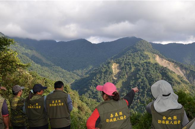 《鄒族獵場、踏查與敘事》新書歷時3年實地踏勘，由嘉義縣鄒族獵人協會指認獵場位置。(林業署嘉義分署提供／呂妍庭嘉義傳真)