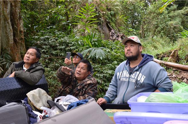 山美村長莊良賢帶領作者及年輕獵人了解山林知識。(林業署嘉義分署提供／呂妍庭嘉義傳真)
