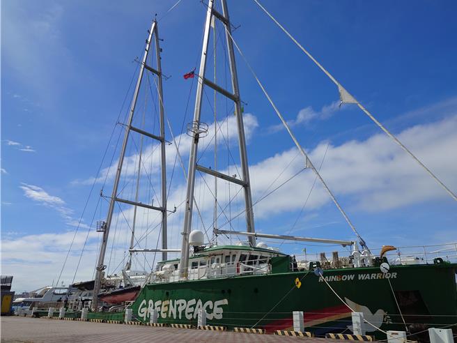 綠色和平組織今（28）日特別將環保調查船「彩虹勇士號」開到高雄港，公布台灣首份塑膠原粒汙染調查報告。（任義宇攝）