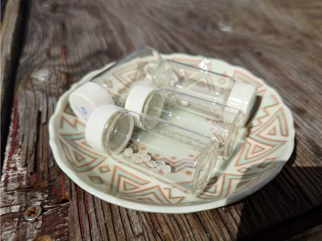 綠色和平與台灣海洋大學海洋環境系副教授許瑞峯，共同發表台灣周邊海域塑膠原粒調查報告，指出林園工業區周遭包含旗津沙灘、旗津貝殼館、旗津風車公園及林園中門沙灘，皆有發現塑膠原粒污染。（任義宇攝）