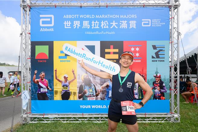 彰化医院家医科医师廖曜磐鼓励慢性病病友养成运动习惯、摄取充足营养，并搭配定期健检，拥抱健康生活。（亚培提供）