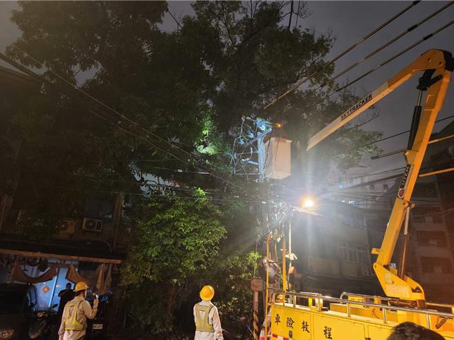 板桥长安街疑似变电箱故障，造成266户停电，台电人员已到场检修。（民眾提供）