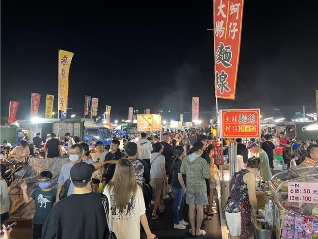 「梧栖中港观光夜市」是台中第14座取得营业许可的合法夜市，有200间摊位进驻，开幕期间人潮挤爆，遭游客抱怨停车空间不足、动线不佳，当地人抱怨，汽机车常违停，市府派员到场稽查，要求改善。（张妍溱摄）