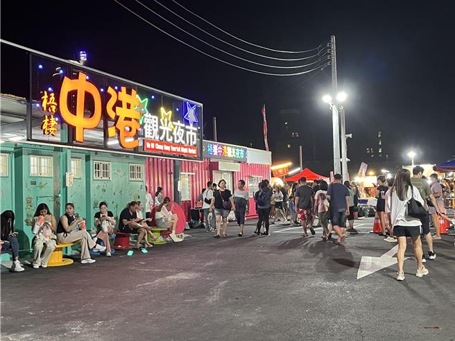「梧栖中港观光夜市」是台中第14座取得营业许可的合法夜市，有200间摊位进驻，开幕期间人潮挤爆，遭游客抱怨停车空间不足、动线不佳，当地人抱怨，汽机车常违停，市府派员到场稽查，要求改善。（张妍溱摄）