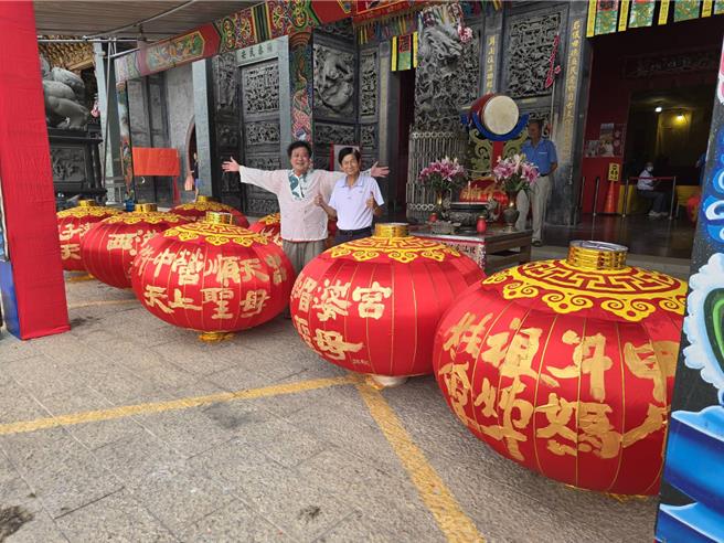 台南市鹿耳門天后宮28日找來書法家陳世憲（左）在巨型燈籠上揮毫。（鹿耳門天后宮提供／程炳璋台南傳真）