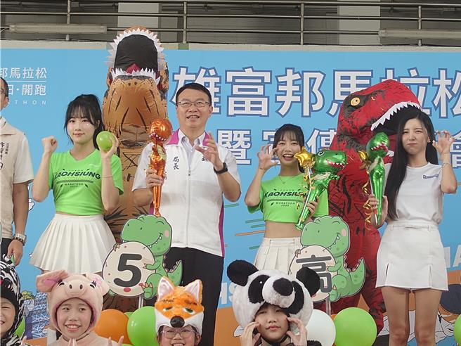 运发局长侯尊尧（左2）表示本届活动精彩，除经典蚵仔寮赛道回归，休閒组还可变装、带宠物参赛，报名剩2天赶紧把握机会。（任义宇摄）
