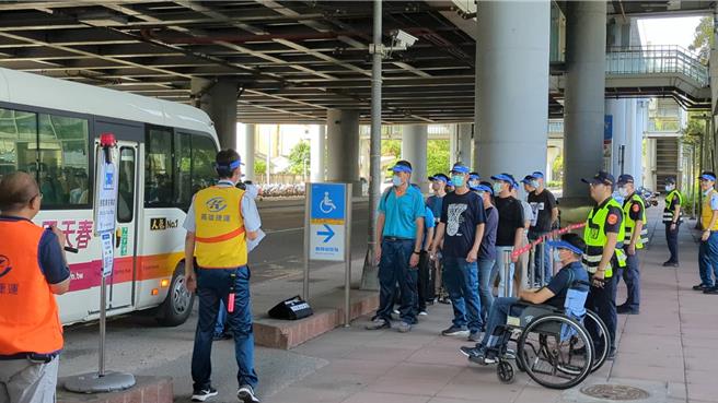 高雄捷运上月发生大规模故障应变能力挨批，今天动员上百人举行演练，强化捷运系统遭遇灾害应变能力。（高雄市交通局提供／任义宇高雄传真）