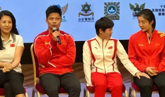 全紅嬋不只摸右邊蘇炳添的大腿，也摸左邊桌球選手陳夢的大腿。（圖／網路視頻截圖）