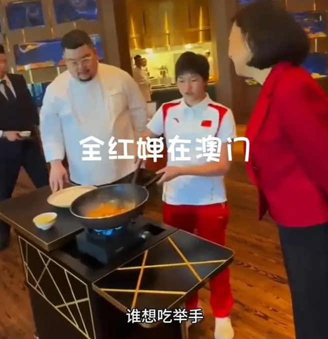 全紅嬋在澳門訪問時，在下塌酒店的餐廳表演了一手蕃茄炒蛋拱熱了氣氛。（圖／網路視頻截圖）