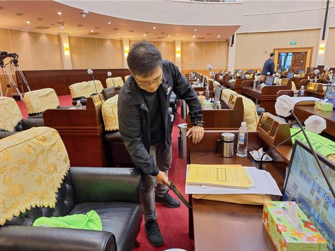 彰化縣議會接獲恐嚇信後向警方報案，警方使用金屬探測器清查是否有爆裂物。（彰化縣議會提供／葉靜美彰化傳真）