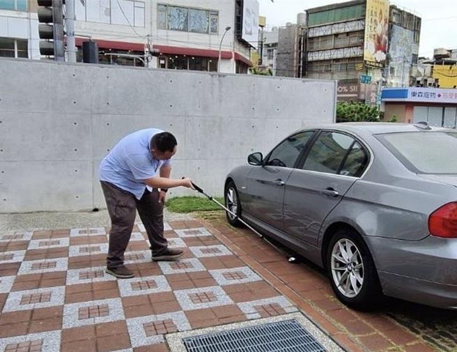彰化縣議會接獲恐嚇信後向警方報案，警方使用金屬探測器清查是否有爆裂物。（彰化縣議會提供／葉靜美彰化傳真）