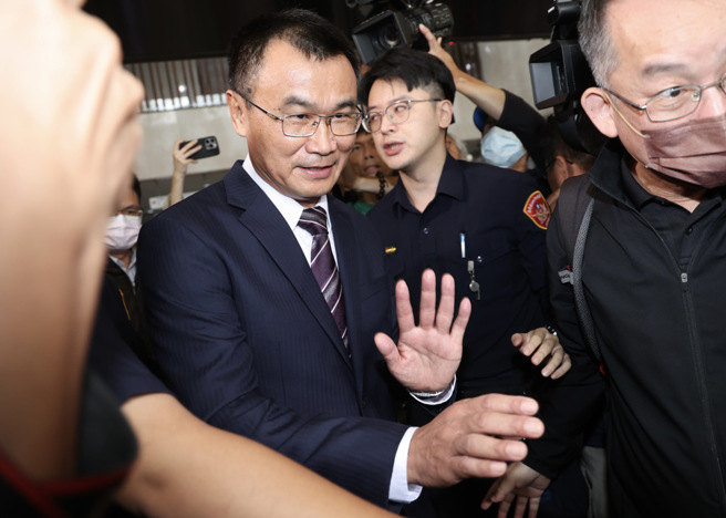 北检侦办超思进口鸡蛋弊案，前农业部长陈吉仲(图)28日接受侦讯约2小时后被请回，面对媒体提问没有回应。（邓博仁摄）